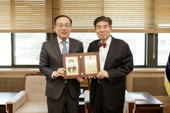 오세정 총장과 김영수 명예교수