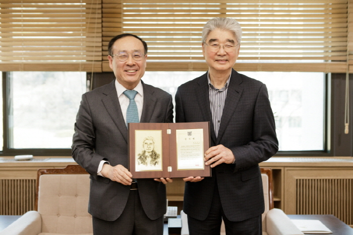 오세정 총장과 최원갑 동문
