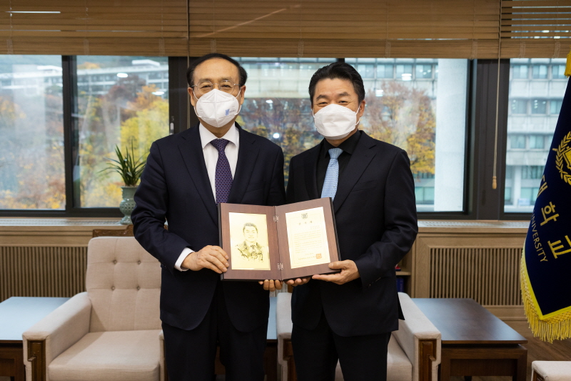 오세정 총장과 한성희 동문