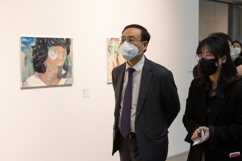 작품 감상하는 오세정 총장