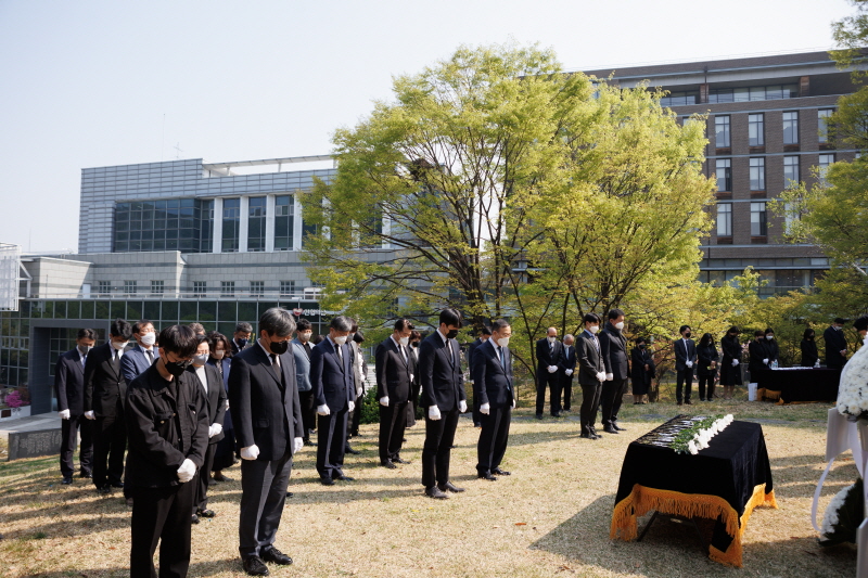 묵념하는 오세정 총장
