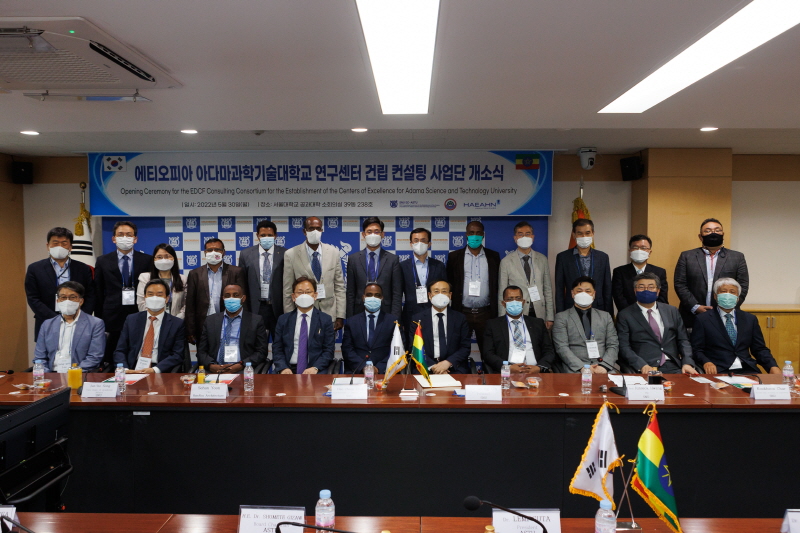 기념사진 촬영하는 오세정 총장
