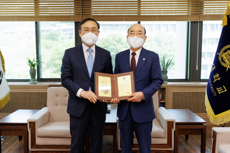 오세정 총장과 이봉관 회장