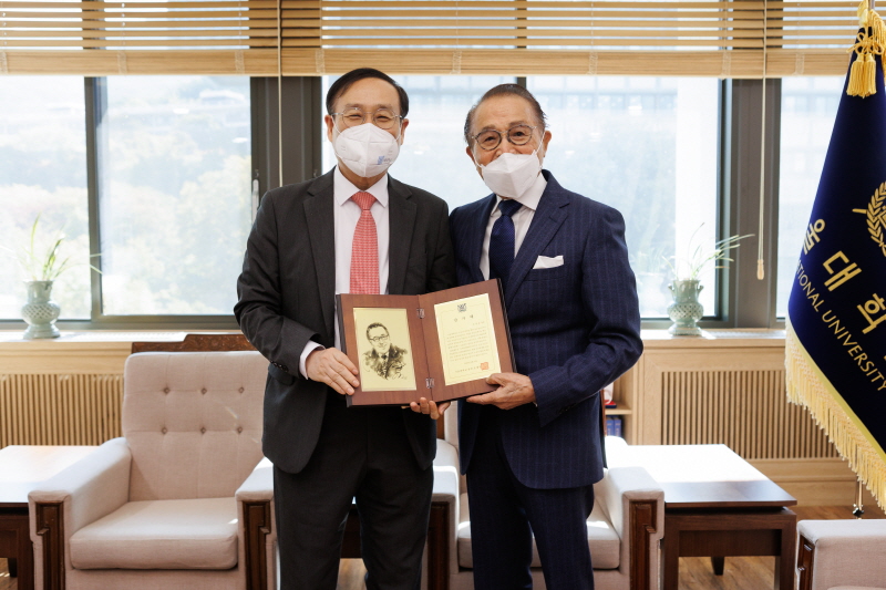 오세정 총장과 신영균 동문