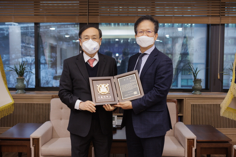 오세정 총장과 최규옥 회장