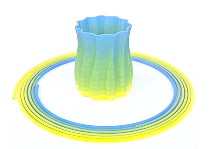 노란색과 파란색이 혼합된 컬러 필라멘트와 이를 이용해 제작된 최종 3D 결과물.