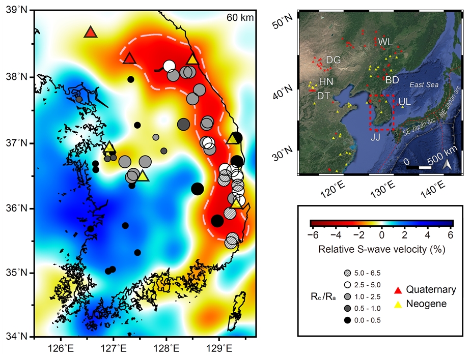>그림 1. 한반도 지하 60 km의 S파 이상대의 분포와 지표에서 나타나는 단층에서 배출되는 유체 내의 헬륨동위원소 비율의 분포(큰 원)를 함께 나타낸 지도. 작은 원들은 기존에 보고된 참고 값들이며 헬륨동위원소비를 지시하는 대기값이 보정된 비율인 Rc/Ra가 맨틀의 경우 8.0, 지각의 경우 0.0으로 나타난다. 신생대에 3기(Neogene), 4기(Quaternary)에 분출한 화산암의 위치가 함께 표시되어 있다. 지도상에서 빨간색으로 나타날수록 지진파의 저속도가 크게 나타나는 영역에 해당된다.