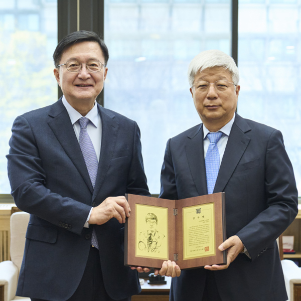 수의대 유한상 교수, ‘서울대 기부 그랜드 슬래머’ 등극 1998년 첫 기부부터 2025년 ‘샤인 기부’까지… 총 1억원 쾌척