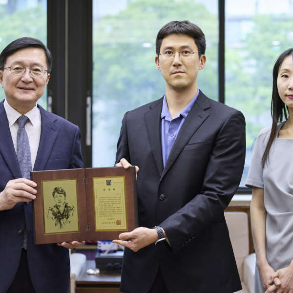 어머니의 깊은 사랑, 미래를 밝히는 장학금으로 피어나다. 오탁근 우신영 부부, 국어교육과 ‘조정자 장학금’ 1억 원 쾌척