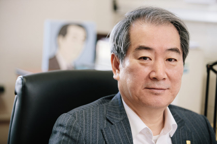 연구실에서, 이봉진 교수(제약학과)