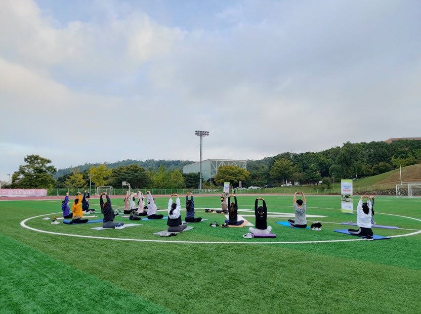 서울대학교 대운동장에서 야외 요가 프로그램을 진행하는 모습