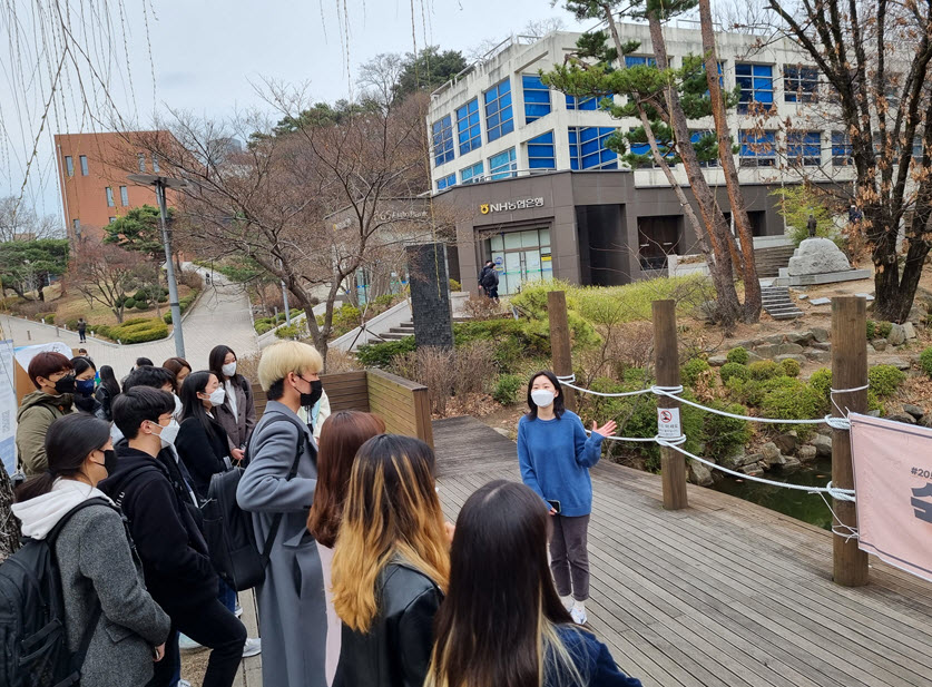 학생홍보대사 ‘샤인’이 캠퍼스 투어를 진행하고 있다.