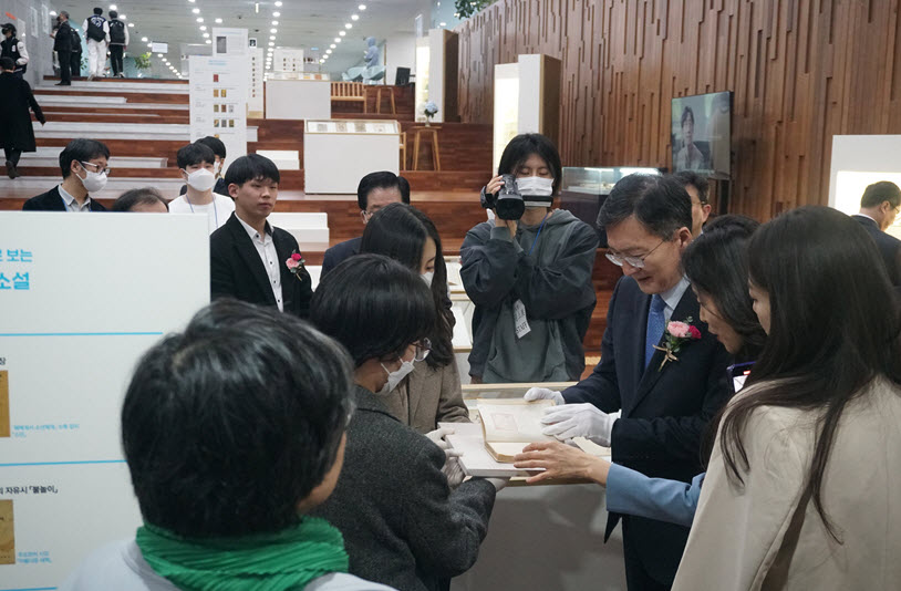 유홍림 서울대학교 총장이 개막 행사에서 전시된 고문헌 자료를 살펴보고 있다.