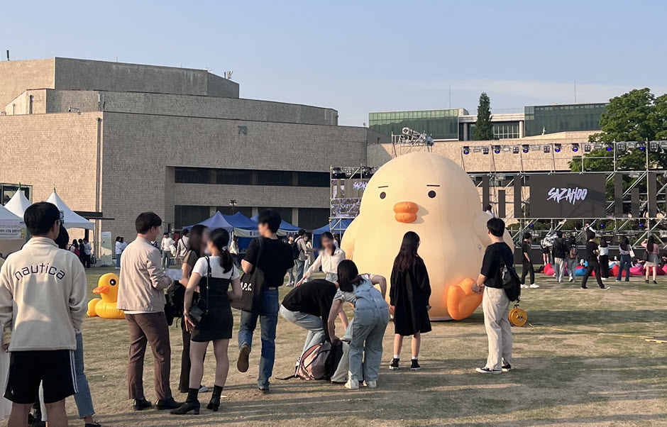 봄축제가 열린 잔디광장에서 ‘리오’와 사진을 찍기 위해 줄 선 학생들