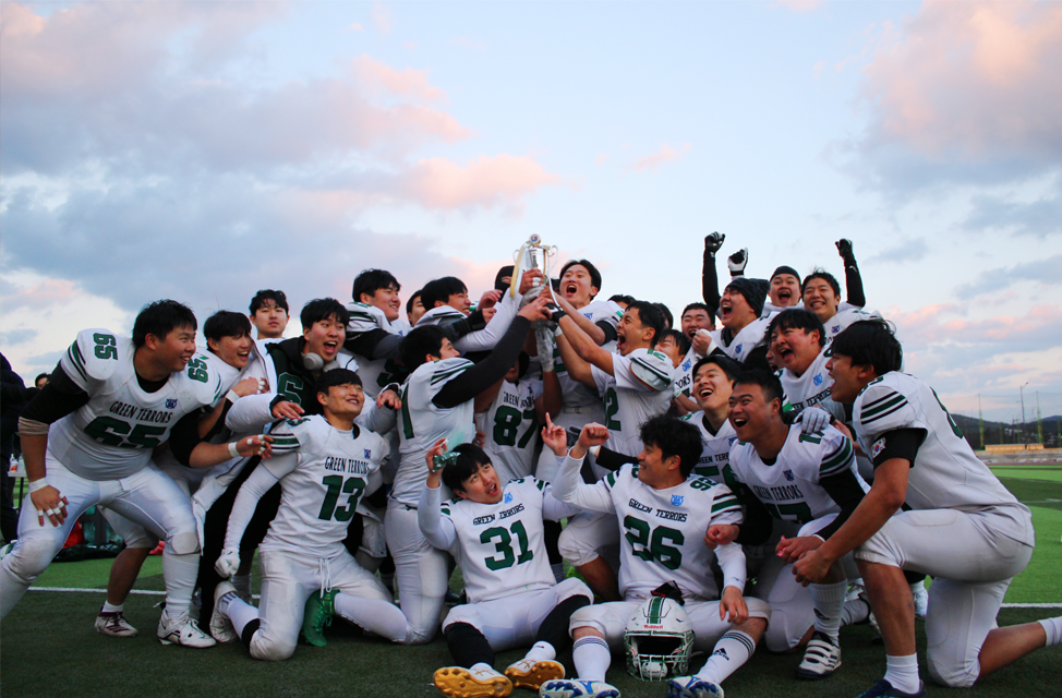 미식축구부 그린테러스가 제63회 전국대학 미식축구 선수권대회에서 우승을 차지했다