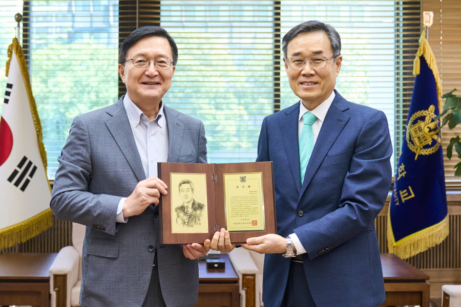 유홍림 총장과 김형주 교수가 기념 촬영을 하고 있다. 