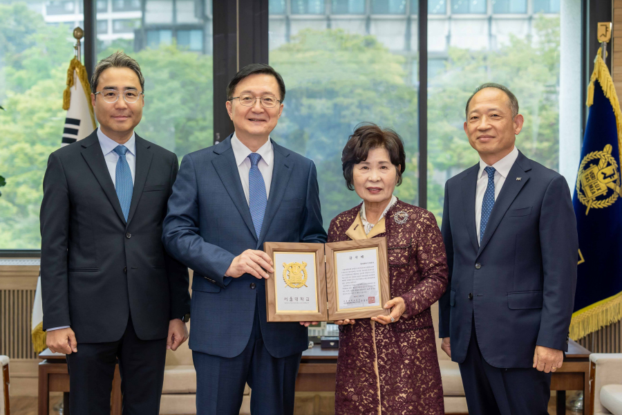 좌로부터 허현행 부사장, 유홍림 총장, 김성애 여사, 최현규 대표가 기념 촬영을 하고 있다.