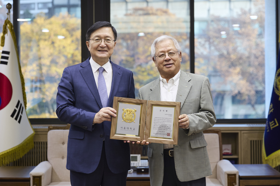 유홍림 총장과 노명호 동문이 기념촬영을 하고 있다.