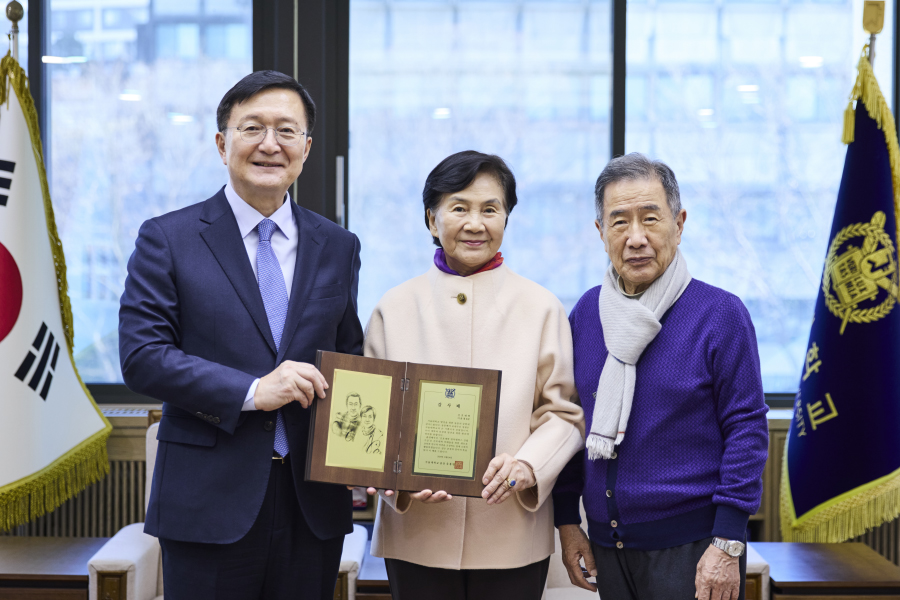 유홍림 총장과 이윤경, 이도영 동문 부부가 기념 촬영을 하고 있다.