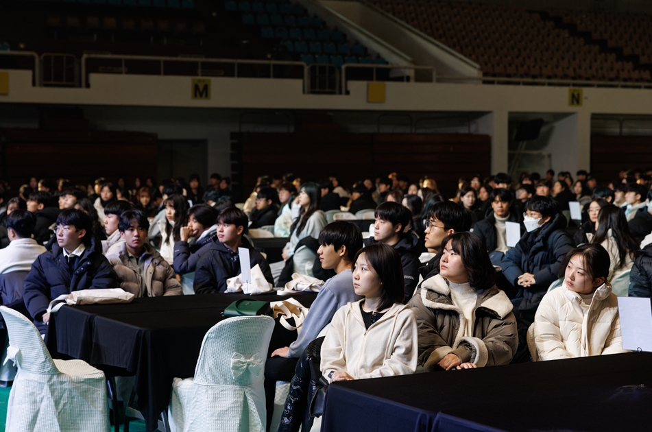 새내기대학 강연을 경청하고 있는 학생들