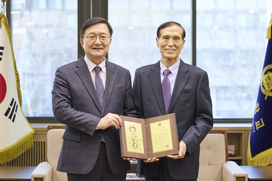 감사패 전달 후 유홍림 총장과 이필상 전 총장이 기념 촬영을 하고 있다.