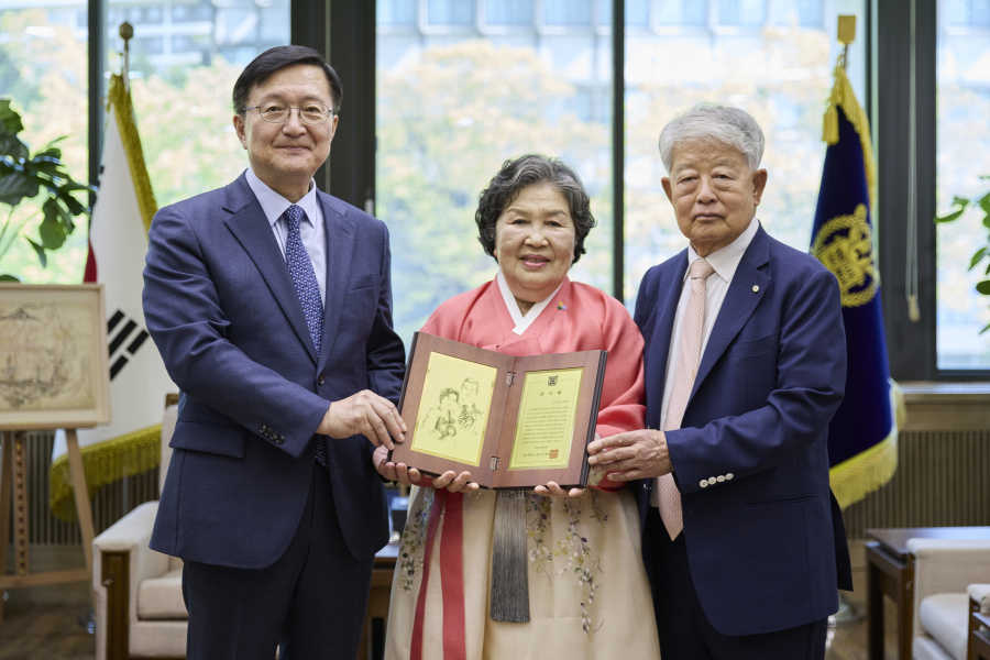 유홍림 총장과 이문자, 박석범 기부자가 기념 촬영을 하고 있다.