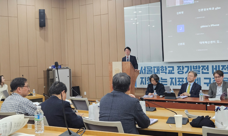 폐회사를 전하는 박인권 교수