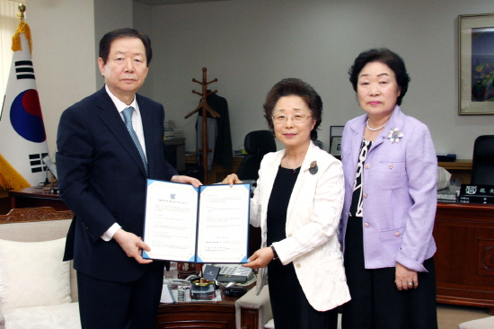 성낙인 총장과 최명진 전임회장, 구재옥 회장