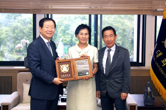 성낙인 총장과 이윤경 대표, 이도영 이사장