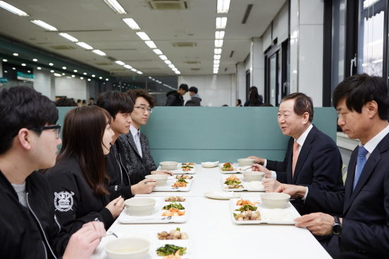 천원의 저녁식사를 하고 있는 성낙인 총장과 학생대표들