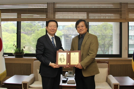 성낙인 총장과 이창희 동문