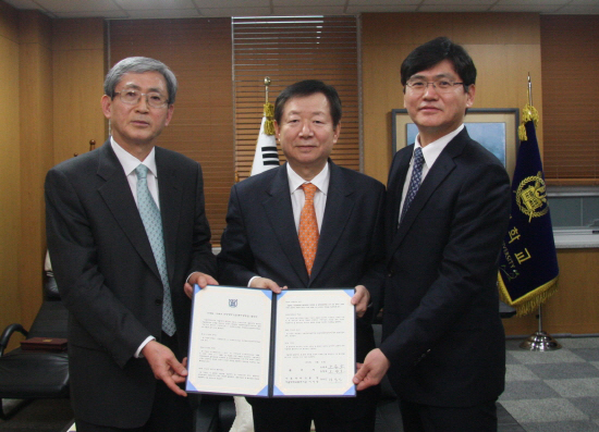 좌측부터 오용호 동문, 성낙인 총장, 오양호 동문