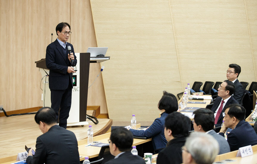 두 번째 발제를 맡은 남재량 한국노동연구원 선임연구원이 인구문제와 관련한 노동문제에 대해 발표하고 있다./홍보팀 제공