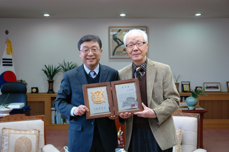 오연천 총장과 사범대학 박용헌 명예교수