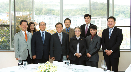 이순자 숙명여대 명예교수, 오연천 서울대 총장, 외국인 장학생 사진